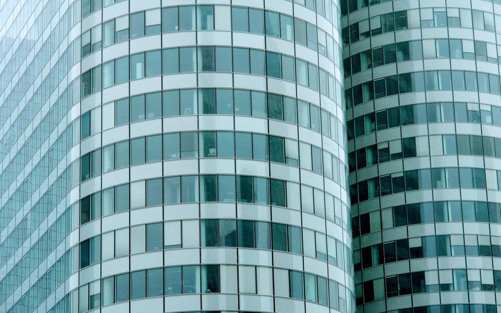 Façades courbes de tours de bureaux
