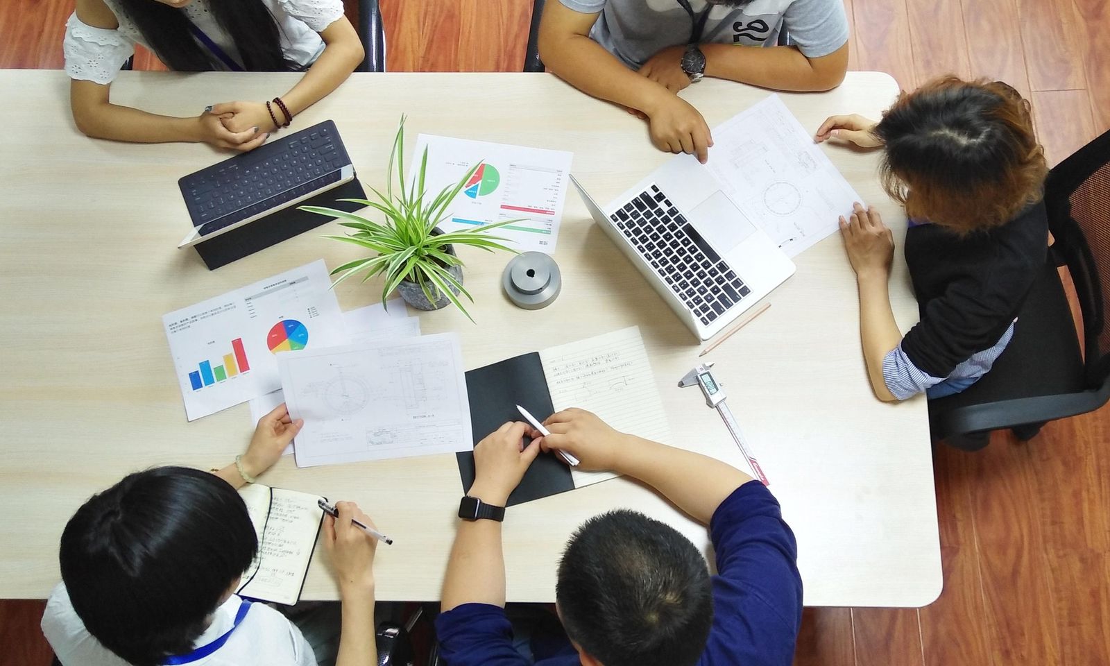 Réunion de travail vue de dessus, documents et graphiques sur la table